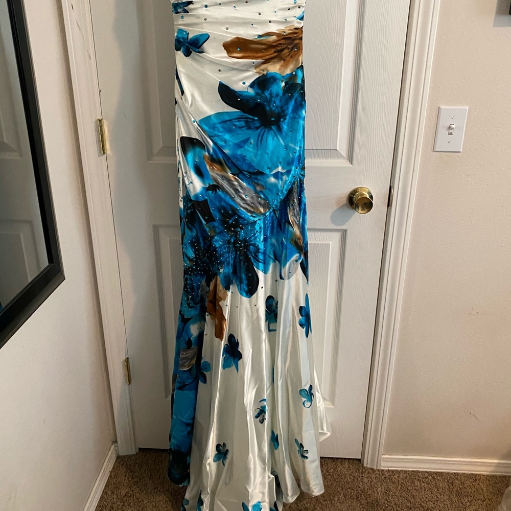 Prom dress - Picture 2 of 3
